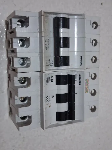 Disjuntor Trifásico c32 TENHO OUTROS MODELOS DE DIJUNTORES TAMBÉM