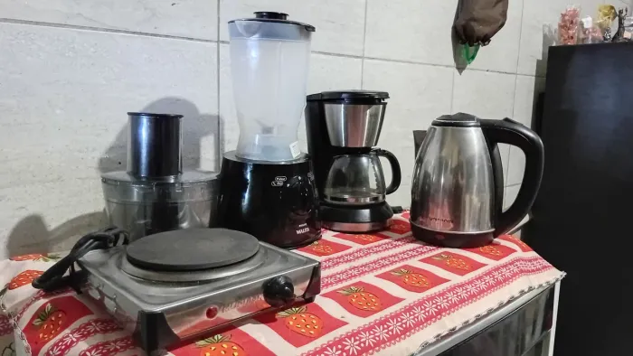 Multiprocessador, cafeteira e chaleira elétrica.