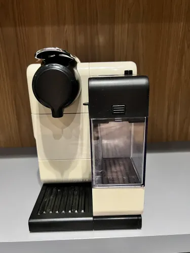 Nespresso Lattissima Touch com Reservatório de Leite, 127V