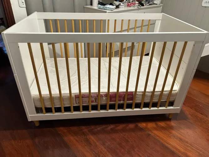 Berço com ajuste de altura