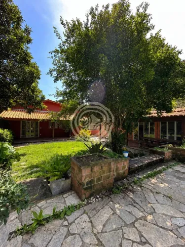Casa no Condomínio Flamboyant com 1.319 m², Piscina e Muito Verde