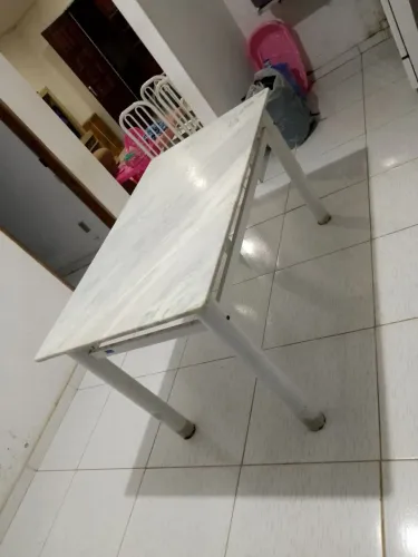 Mesa de jantar de ferro e tampo de mármore 