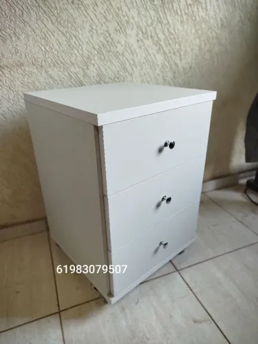 Mesa de Cabeceira com 3 gavetas - com rodinhas