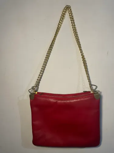 Bolsa de couro vermelha com corrente dourada