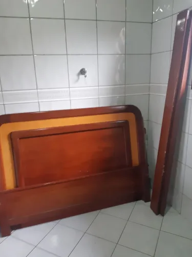 Cama de casal de madeira