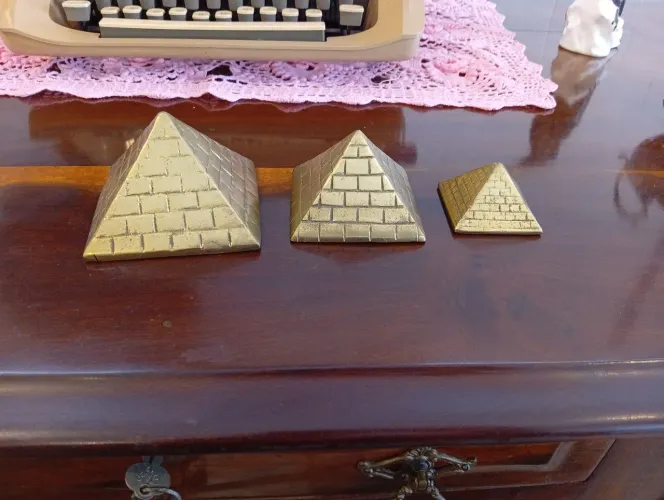 Lindo trio de pirâmide em bronze