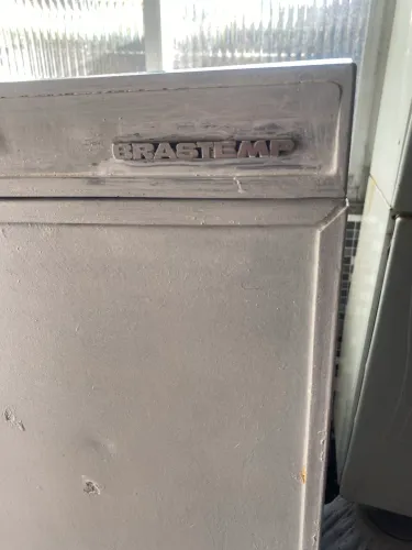Freezer usado com ferrugem na porta embaixo, gelando muitooo 500, não faço frete