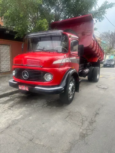 Caminhão caçamba