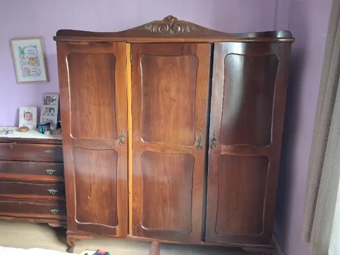 Guarda-roupa antigo entalhado em madeira maciça - 3 portas com puxadores