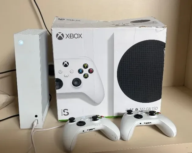 Microsoft Xbox Series S 512GB Kit extra 2 controles cor branco 2020