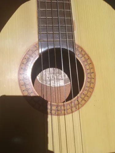 Vende-se violão com urgência