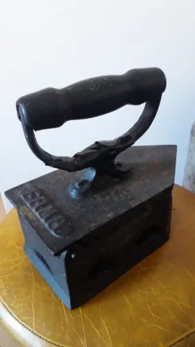 Ferro de passar roupa à brasa fundido da Fama e conservado - relíquia decoração 