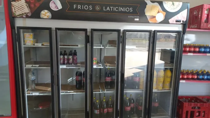 Geladeira expositora e ilha de congelados