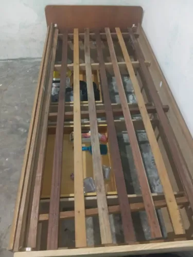 Cama de solteiro bem resistente