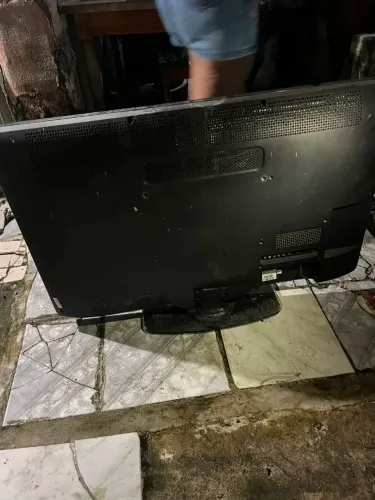 Tv quebrada para retirar peças
