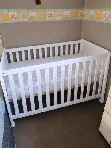 Vendo berço que vira cama,colchão novo