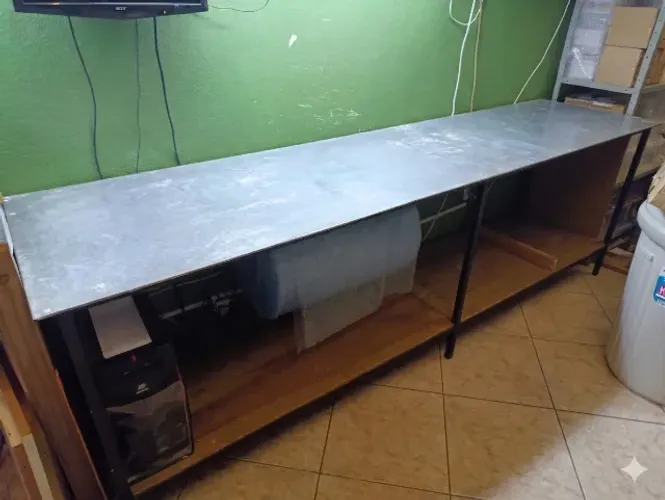 Mesa em Aço Bancada Industrial Com Estrutura de Ferro  E Prateleira