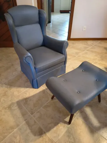 Poltrona de balanço com apoio para pés 