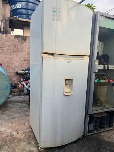Vende-se geladeira pra consertar ou tirar peças
