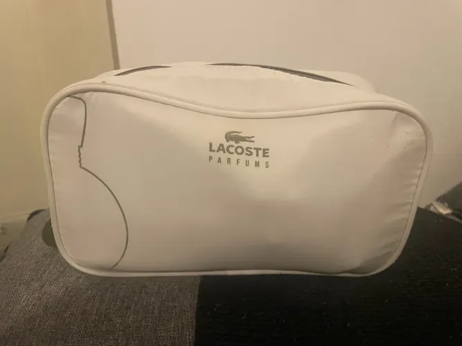 nécessaire lacoste + máquina de pelos WAHL com pentes + brindes 
