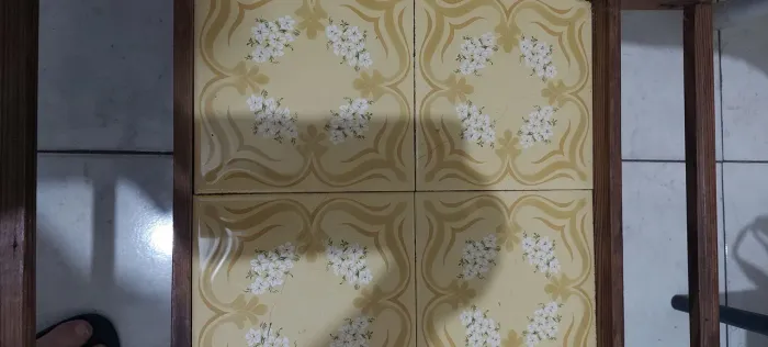 Bandeja de madeira e azulejos