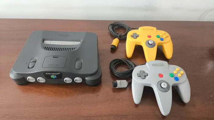 Console Nintendo 64 (N64) + 2 Controles Originais (Amarelo e Cinza) - Testado