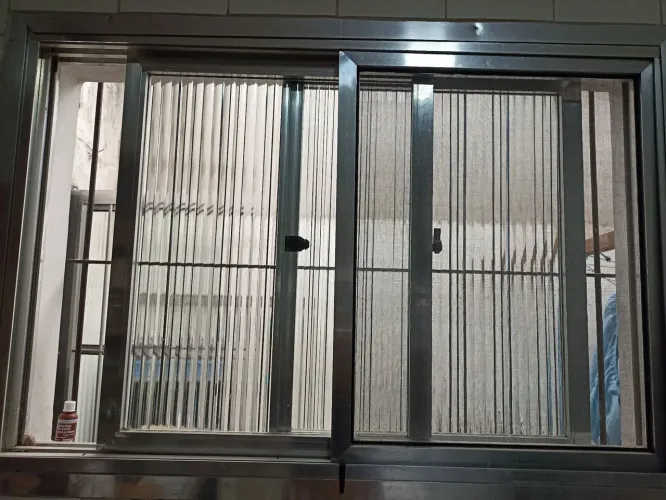 Janela de alumínio com 3 Folhas de correr sendo tela para mosquito.