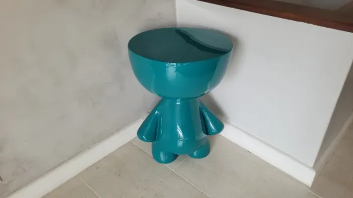 Mesa laterial Toy, design assinado Jayme Bernardo