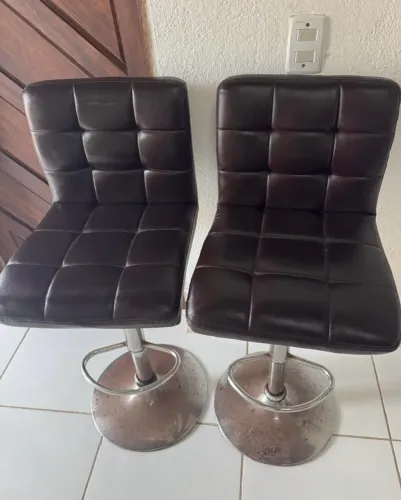 banquetas altas giratórias com assento e encosto estofados em corino marrom 