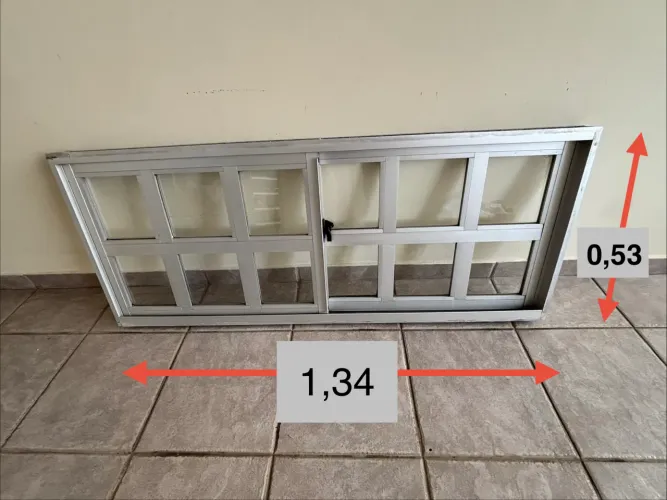 JANELA DE ALUMÍNIO medindo 1,34 metro x por 0,53 metro com vidros