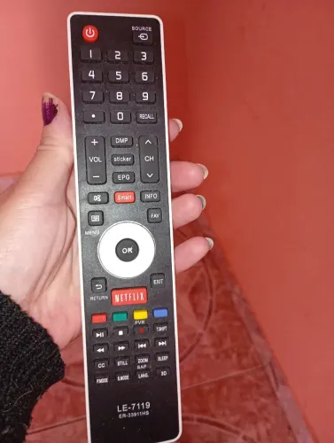 Vendo Tv Hisense para retirada de peças está com display quebrado