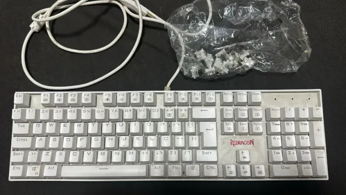 Teclado Mecânico Gamer Redragon Mitra, RGB, Switch Outemu Brown, ABNT2, Branco - K551W-RGB