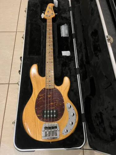 Contrabaixo Music Man Stingray 4