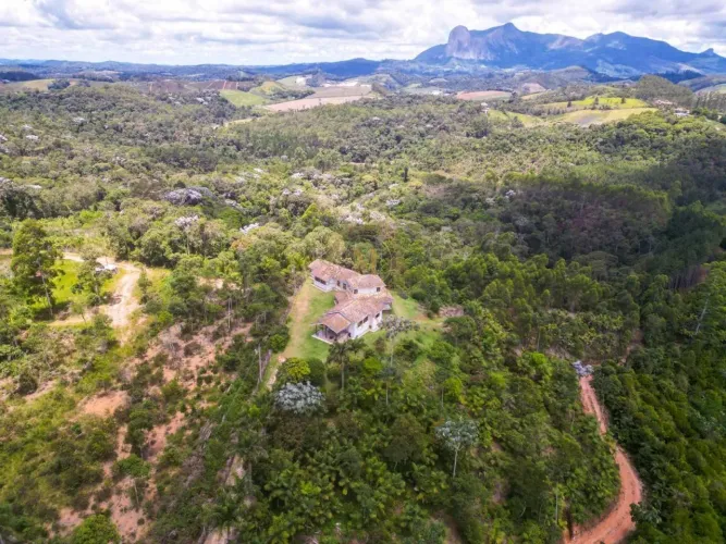 Sítio com linda casa, pomar, lagos, vista direta para Pedra Azul e Forno Grande