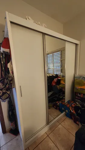 Guarda roupa com espelho