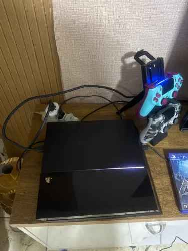 Ps4 Fat 500gb 2 controles 5 jogos