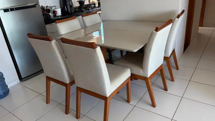 Mesa de Madeira com cadeiras 