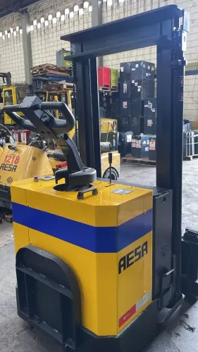 Empilhadeira patolada marca SKAN modelo EP 1600