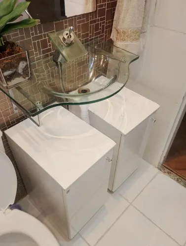 Cuba e gabinete para banheiro
