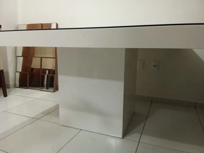 Vendo mesa laqueada na cor branca, bem conservada, comprada na Tok story.