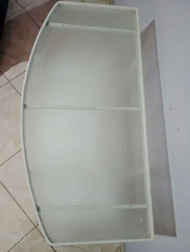 Rack para tv e afins de ferro com tampo de vidro .