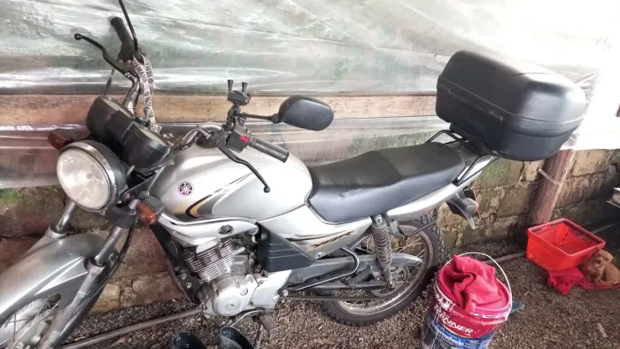 Vendo YBR 125 tudo em dia 7 mil