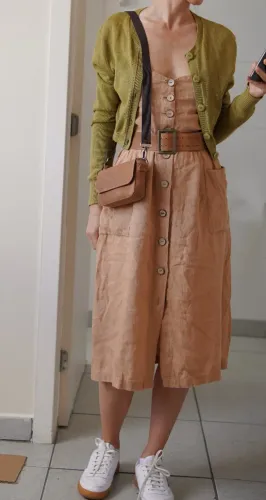 look vestido de linho + cardigã + cinto de couro