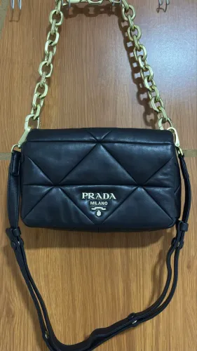 Bolsa Prada Milano Preta | Corrente Dourada | Seminova | Luxo e Elegância