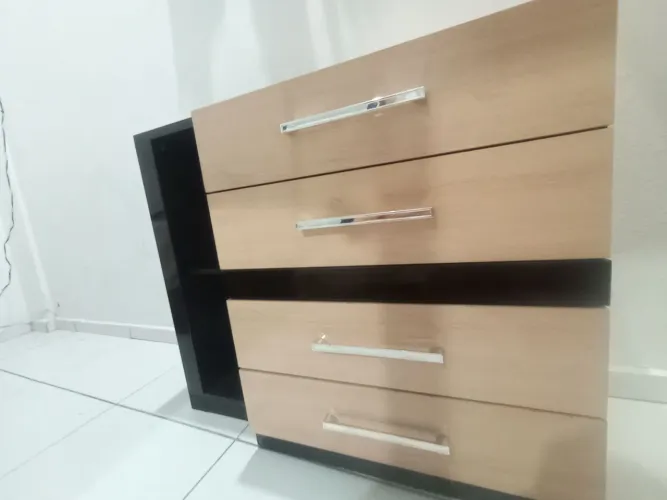 Cômoda com 4 Gavetas e Nichos Laterais - Usada em Bom Estado