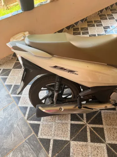 Honda Biz completa 125 liga leve de mulher