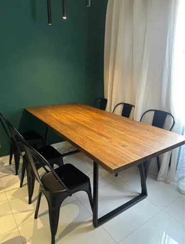 Mesa de madeira e 6 cadeiras de aço