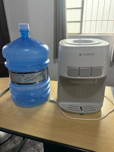 Filtro Cadence com três galões de agua
