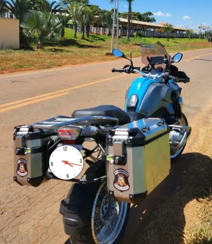 Par de baús laterais Givi Outback em alumínio. 