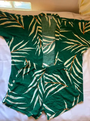 Conjunto de short e kimono verde estampados